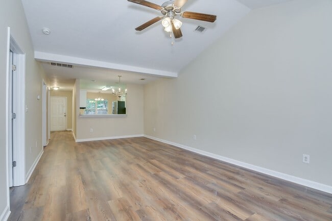Building Photo - Updated 2 Bed 2 Bath Townhouse!