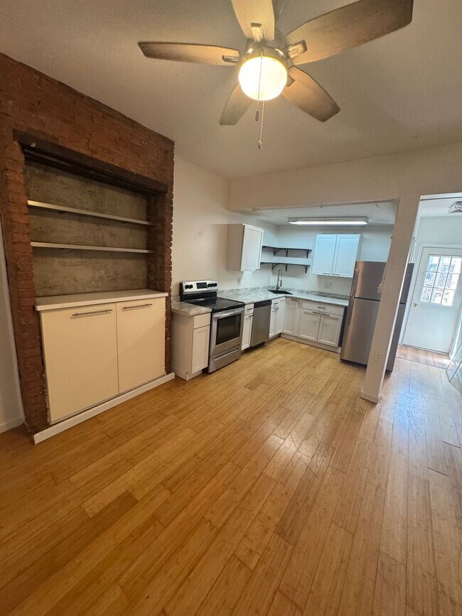 Building Photo - 2br Bloomfield townhome