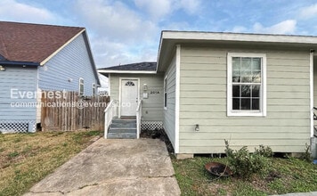 Building Photo - 2 Bed/1 Bath Condo with Fenced Yard / Pet-Friendly / Vouchers Accepted / Available Now!