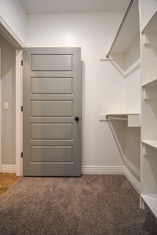 Building Photo - Stunning 4 bedroom, 2.5 bathroom home in Fayetteville!