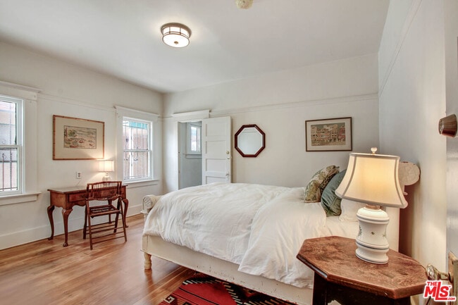 Building Photo - 1246 W 48th St