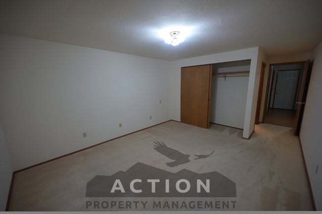 Building Photo - 2 bed, 2 bath, 1 car garage- water, sewer,...