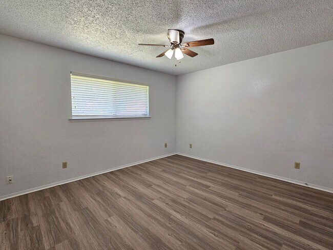 Building Photo - 2209 Dickens Dr