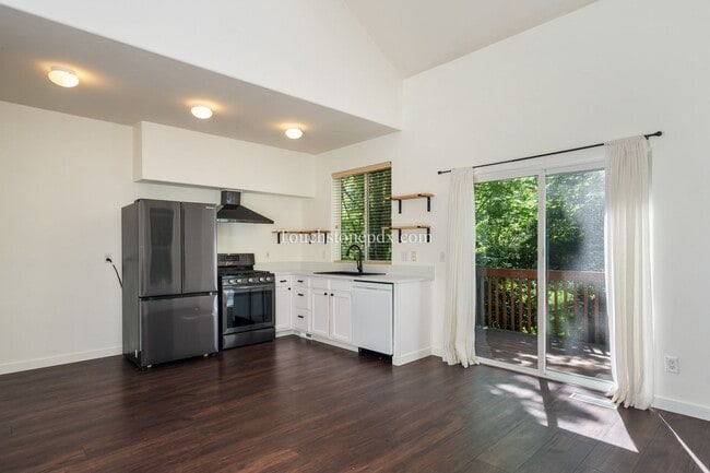 Building Photo - Newly Updated 2 Bed/2 Bath Home in Private...
