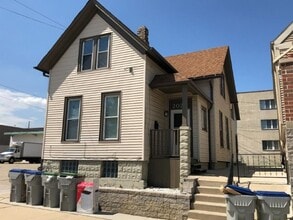 Building Photo - 2020 W Clybourn St