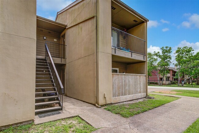 Building Photo - 3300 Pebblebrook Dr