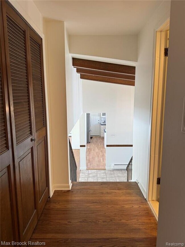 Building Photo - Beautiful mid-century modern home