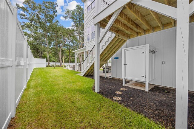 Building Photo - Gorgeous Custom Home Available for Snowbir...