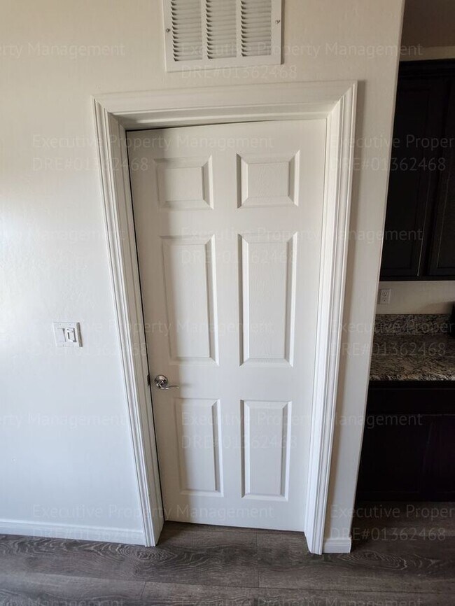 Building Photo - 3 bedroom/ 2 bathroom home located in a cu...