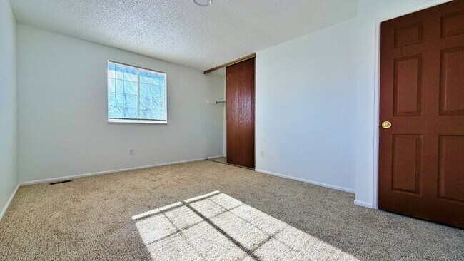 Building Photo - Fantastic 4 Bed 3 Bath 2 Car Garage Home in Aurora Highlands! NEW Carpet! NEW Paint! NEW Bathroom...