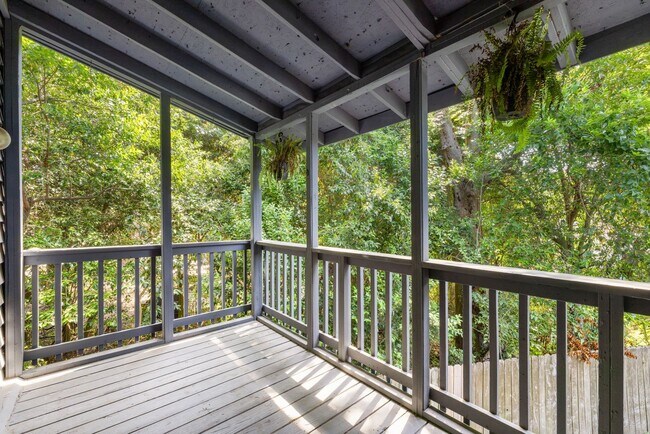Building Photo - Available now. Beautifully updated 3 BR/2....