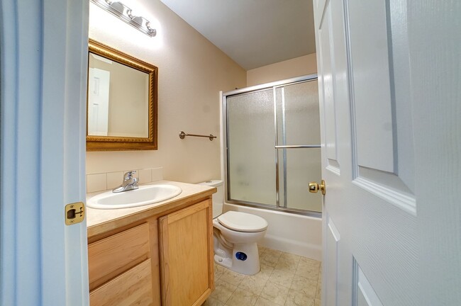 Building Photo - Spacious home in NE Bend!  4 bedrooms!