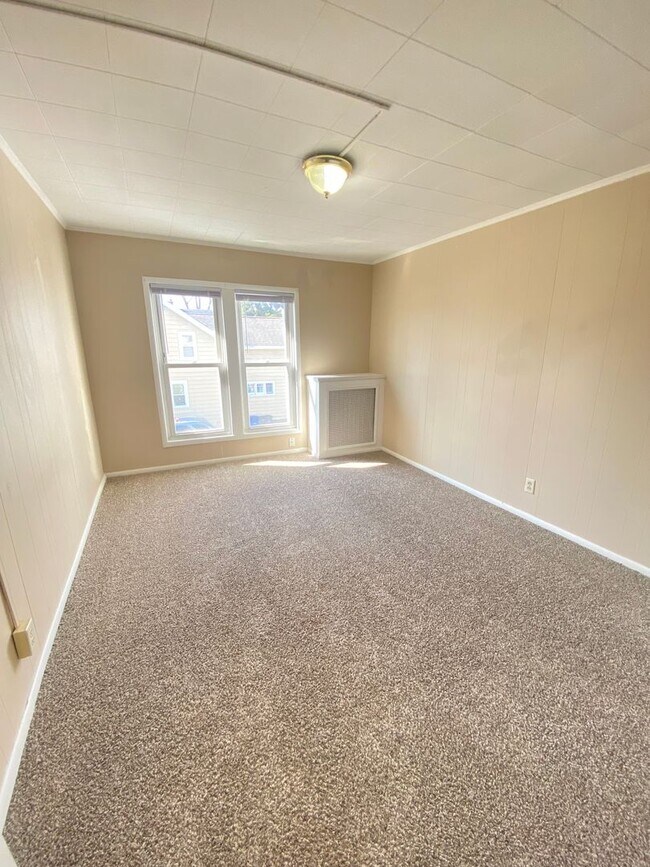 Building Photo - 217 W Irving Ave