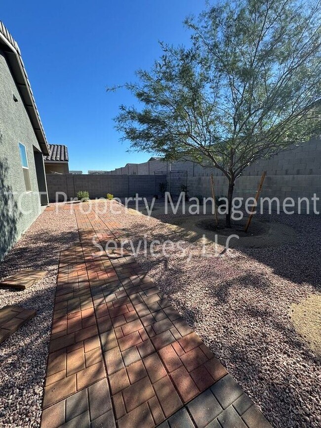 Building Photo - Beautiful like new home in San Tan Groves