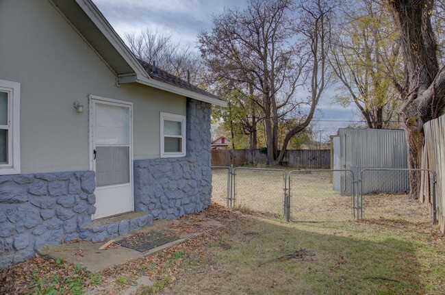 Building Photo - Recently Updated West Tulsa Home!