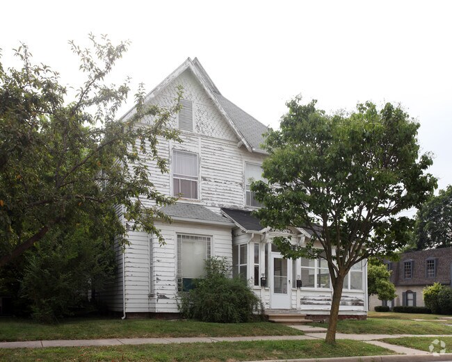 Building Photo - 398 S 9th St