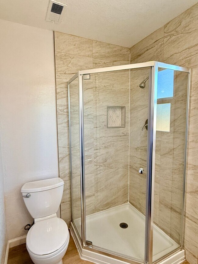 Building Photo - Spacious 3 Bedroom 2 Bath Home with 2 Car Garage and Central Air Conditioning