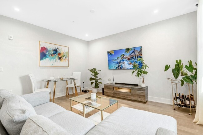 Building Photo - 701 Swann Ave