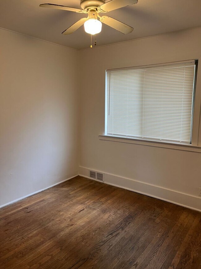 Building Photo - 3 bedroom - 1 bath  $1095/month