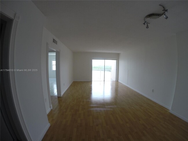 Building Photo - 400 Kings Point Dr