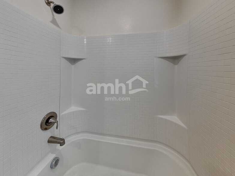 Building Photo - 12526 N 60th Ave