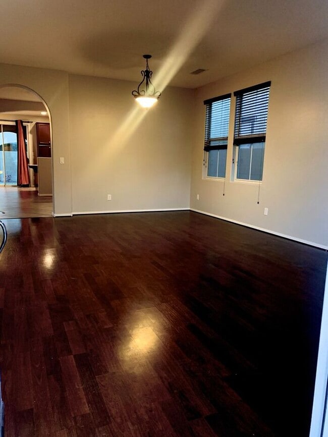 Building Photo - MOVE IN SPECIALS !! 4BD 3BA in South Tempe...