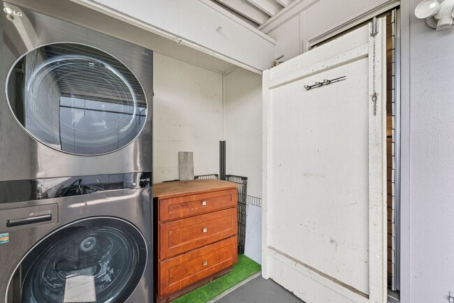 Building Photo - Townhouse with 3 bedrooms / 1.5 bathrooms / 2 assigned parking stalls