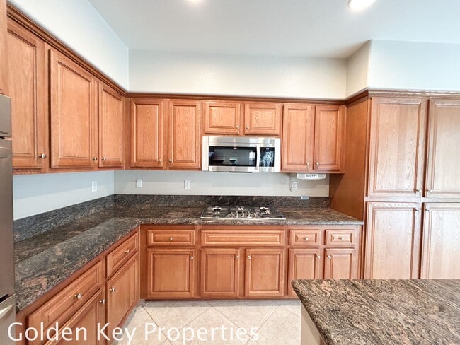 Building Photo - Beautiful Executive home located in the Ra...