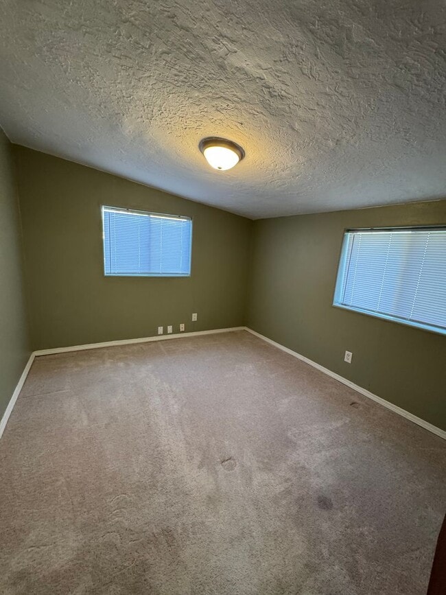 Building Photo - West Roseburg 2 Bedroom home with fenced yard