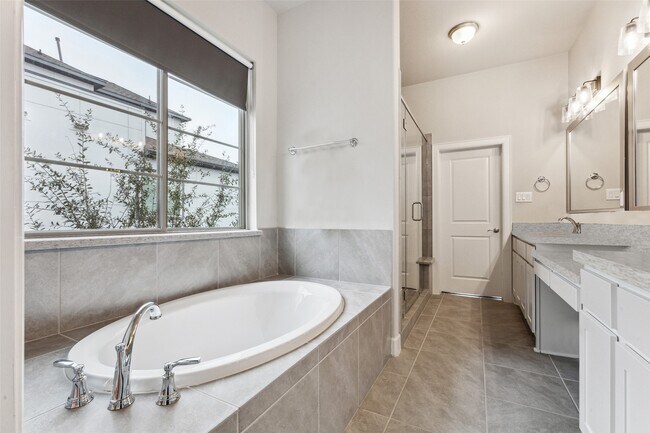 Building Photo - 12025 Royal Oaks Run Dr