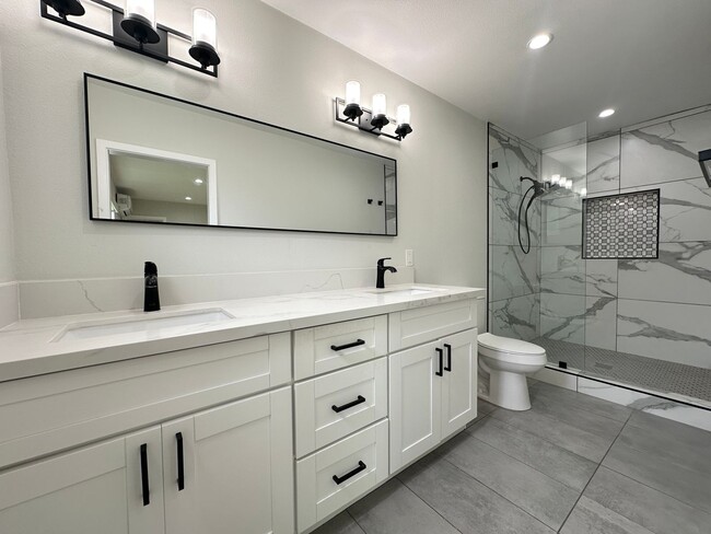 Building Photo - Beautiful, Modern, Upgraded 3 Bedroom 3 Ba...