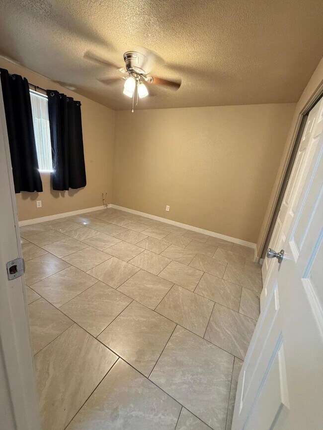 Building Photo - 1438 N Shill Dr