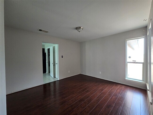 Building Photo - 1818 Pine Hollow Dr