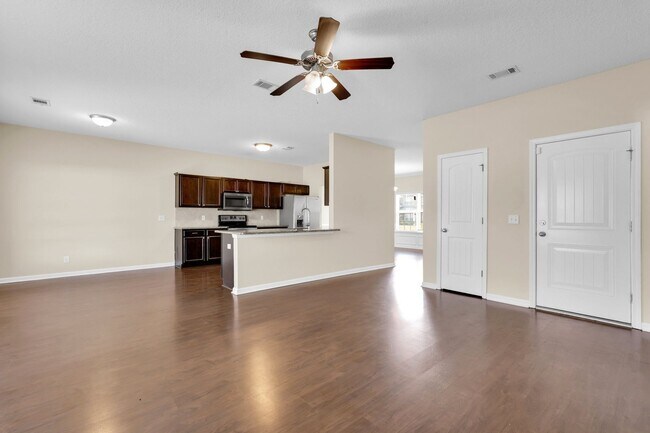 Building Photo - AVAILABLE MAY 2025 [NO PETS PREFERRED: x1 ...