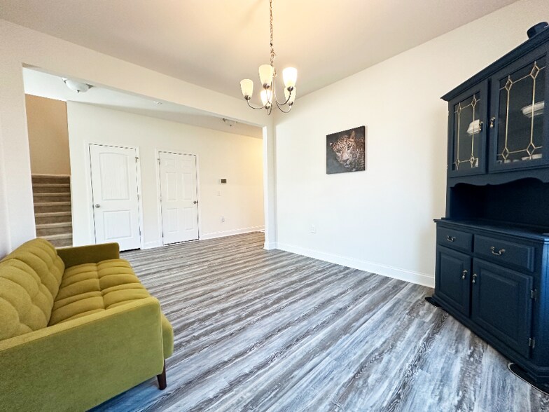 Building Photo - 5 Misty Grv Trl