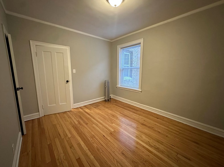 Building Photo - 6422 N Greenview Ave