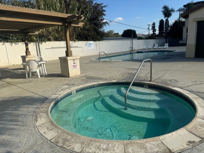 Building Photo - ONE MONTH FREE RENT! Beautiful 4 bedroom, ...