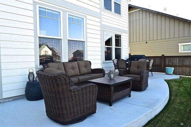 Building Photo - Gorgeous home in Loyal Garden Subdivision.