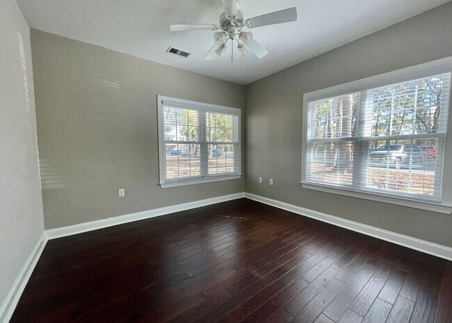 Building Photo - Available May 11th. GROUND FLOOR 3BR/2 BA Condo in Riverland Woods!