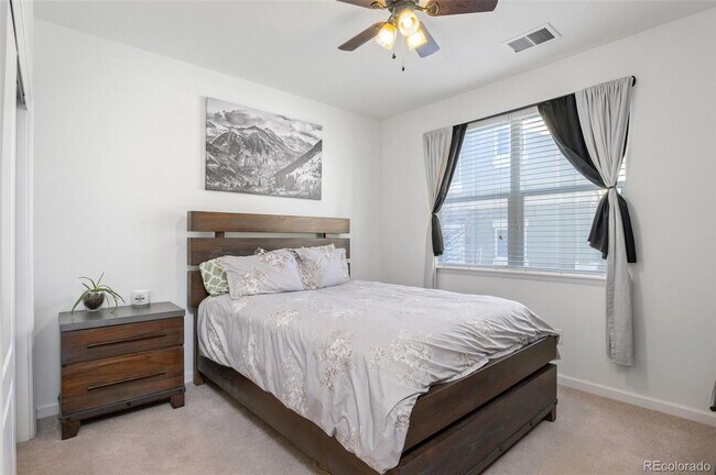 Building Photo - Like new gorgeous ground level Condo with Detached Garage and open floor plan.