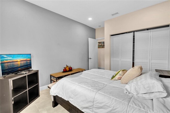 Building Photo - 8520 Vía Romana