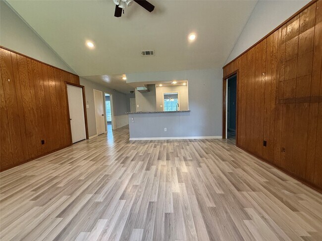 Building Photo - 422 Gamewood Dr