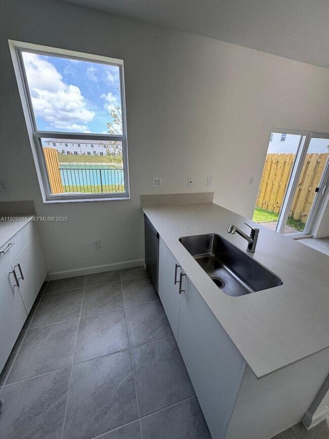 Building Photo - 2825 SE 25th Ave