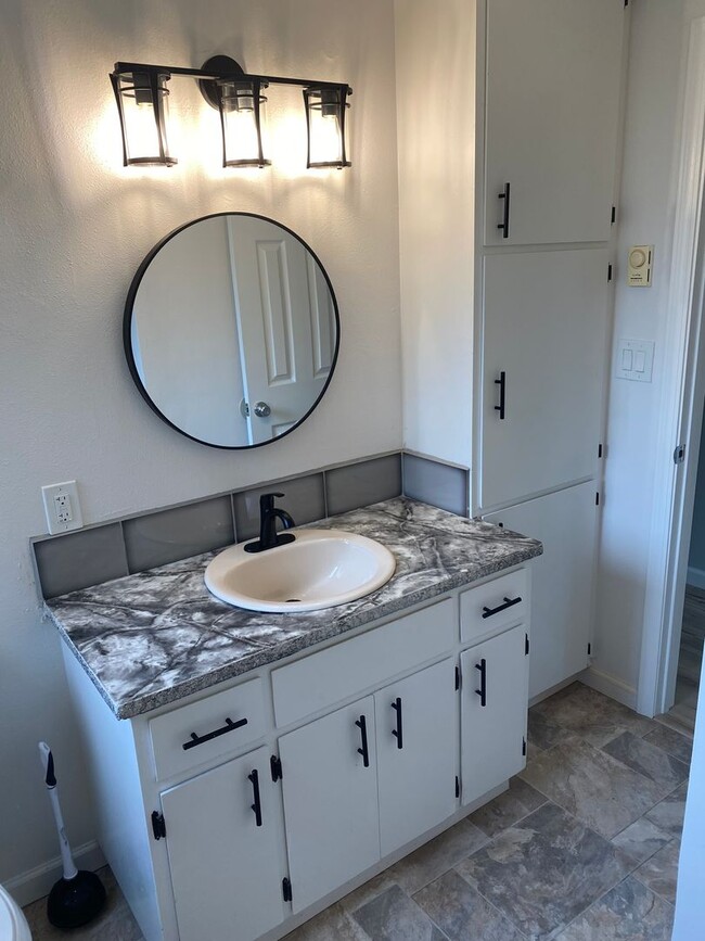 Building Photo - HSM01 ~ 1555/1565 Copping Street