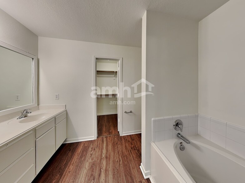 Building Photo - 5634 Cinnamon Lake Dr
