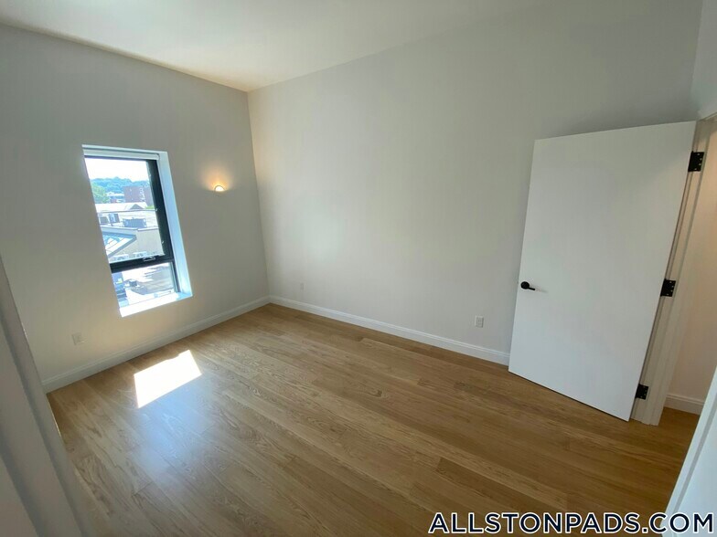 Building Photo - 83 Gardner St