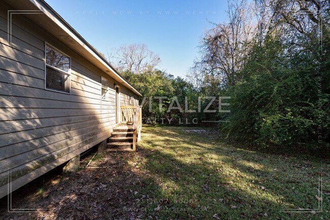 Building Photo - 1746 Cody Rd N