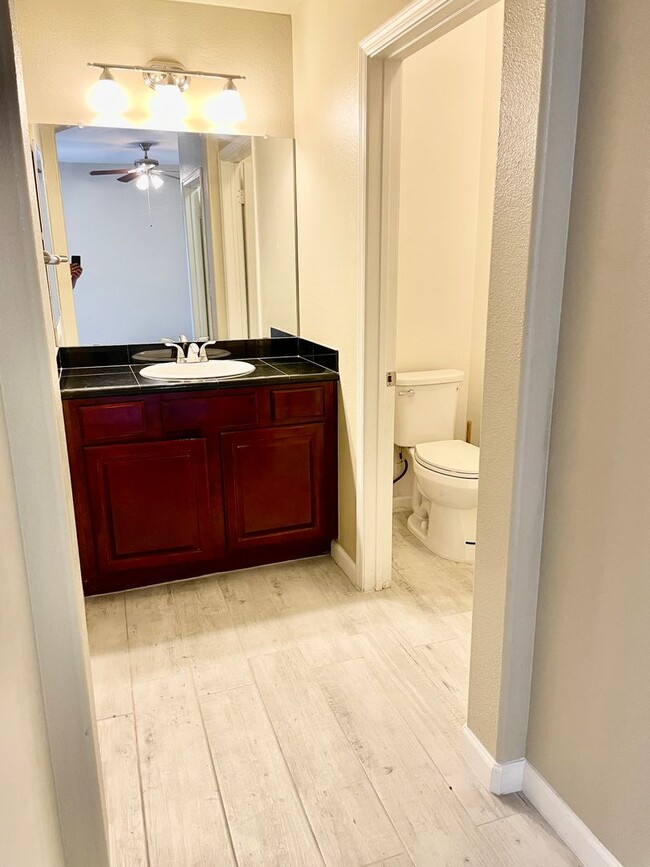 Building Photo - Stunning 3 Bedroom Condo In Scottsdale!