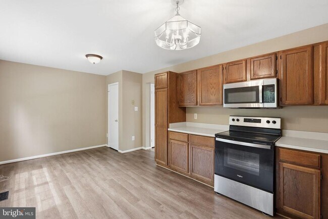 Building Photo - 9571 Tudor Oaks Dr