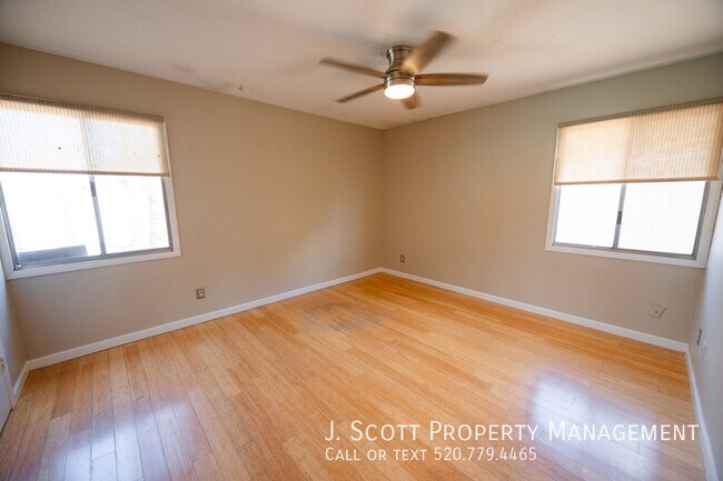 Building Photo - 1184 E Diamond Dr